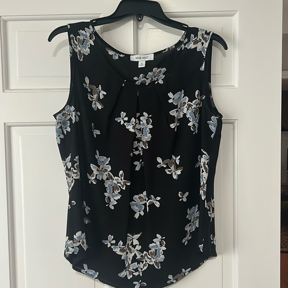 Women’s Nine West sleeveless shell size medium
